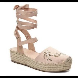 NANETTE LEPORE Sz 8.5 Beatriz Pink Floral Embroidered Toe Cap Wrap Espadrille